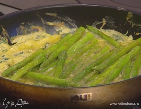 Сверху выложить спаржу, поперчить, посолить и отправить на пару минут в разогретую духовку. Если нет сковороды со съемной ручкой, духовку можно оставить открытой.