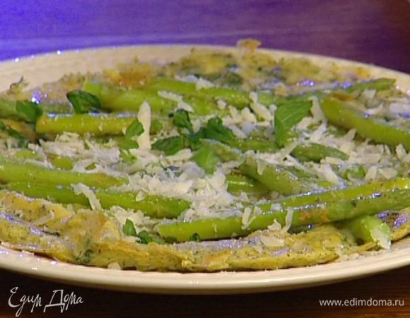 Готовый омлет присыпать оставшимся сыром и листьями мяты.