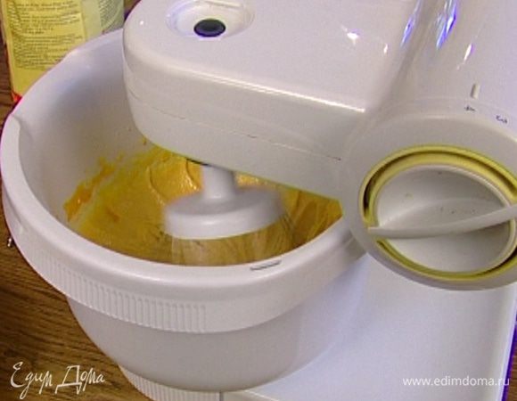 Взбить желтки с сахаром в плотную светлую массу.