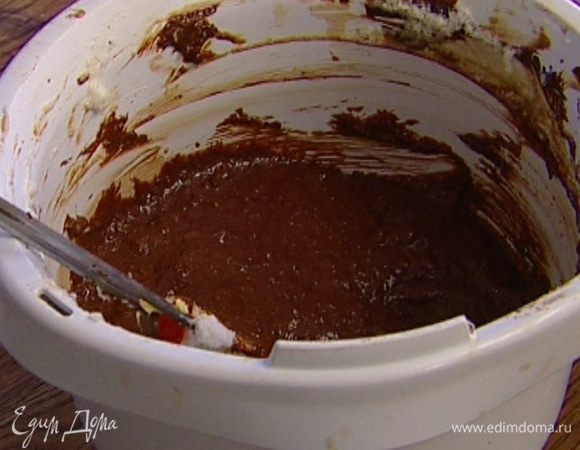 Добавить к желткам шоколад, миндаль, оба вида муки и апельсиновую цедру, все перемешать.