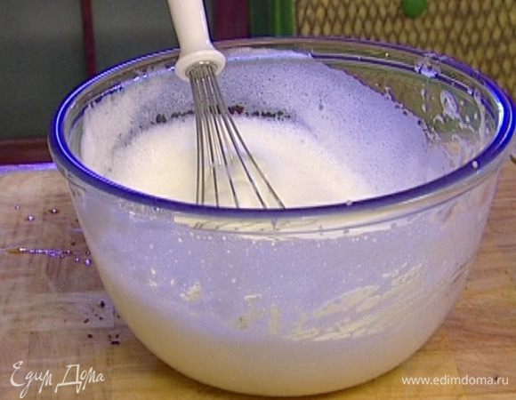 Белки со щепоткой соли взбить в крепкую пену.