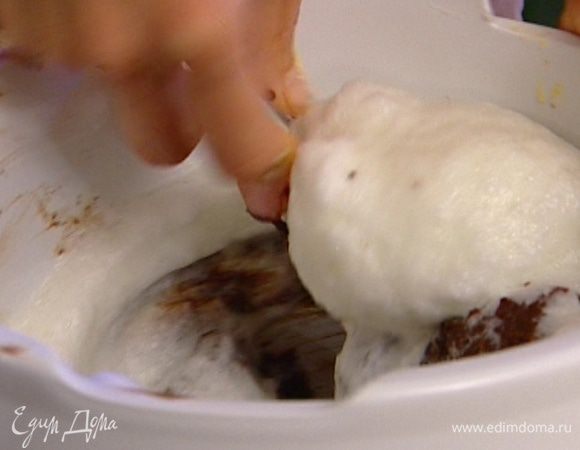 Перемешать половину белков с шоколадной массой, затем добавить оставшиеся белки, вишню и еще раз осторожно перемешать.