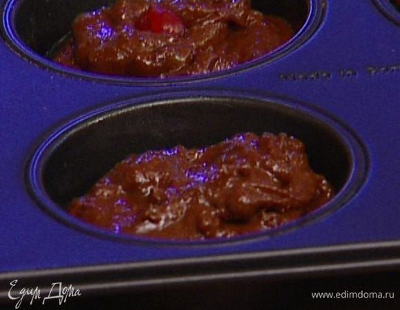 Смазать небольшие формы для кексов маслом и выложить в них тесто.