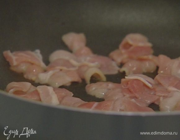 Бекон слегка обжарить на сухой сковороде.