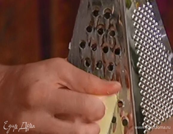 Сыр натереть на крупной терке.