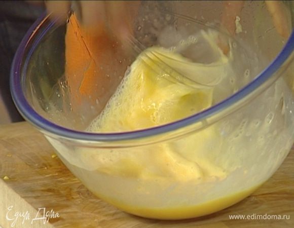 Яйца взбить с молоком, сахаром и солью.