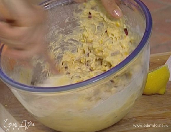 Добавить натертый сыр, просеянную муку, соду, разрыхлитель, бекон с луком и кукурузу. Тщательно перемешать.