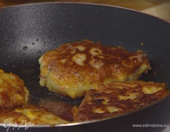 Разогреть в сковороде растительное масло, выкладывать столовой ложкой тесто и жарить оладьи по 3–4 минуты с каждой стороны. Переложить на бумажное полотенце, чтобы избавиться от лишнего масла.