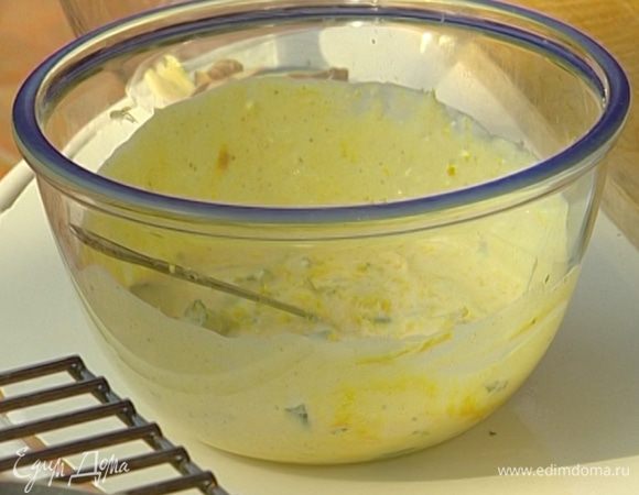 Приготовить маринад: мацони соединить с куркумой, солью и перцем, добавить порванную руками мяту, имбирь, чеснок и цедру, все перемешать.