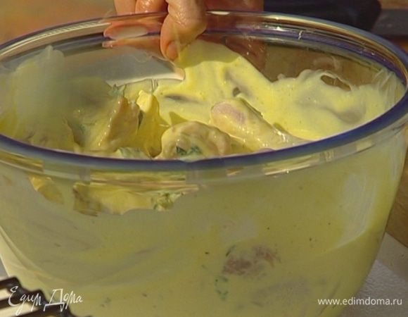 Кусочки цыплят положить в маринад так, чтобы они были покрыты со всех сторон, затянуть посуду с цыплятами пленкой и оставить на час-два мариноваться.