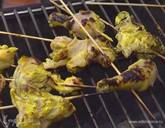 Нанизать на деревянные шпажки кусочки цыпленка и обжарить на гриле с обеих сторон, один раз полив их лимонным соком и маринадом.