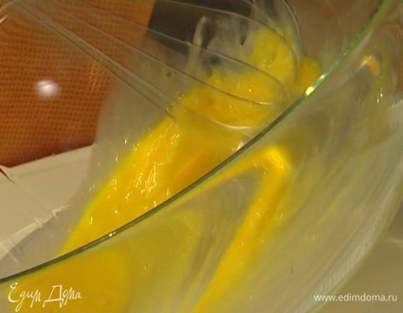 Яйцо взбить с 50 г сахара и щепоткой соли.