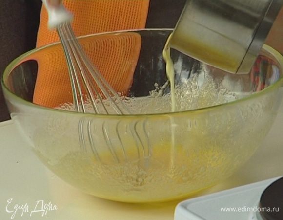 Добавить дрожжи и теплое молоко с маслом.