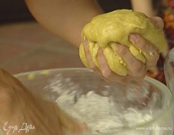 Продолжая взбивать, ввести просеянную муку, а затем вымесить тесто руками.