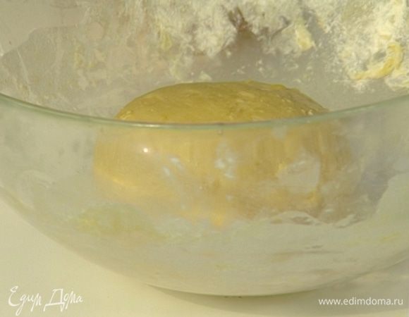 Положить тесто в посуду, смазанную растительным маслом, затянуть пленкой и поставить в теплое место на час.