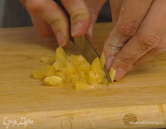 Абрикосы вымыть, освободить от косточек и нарезать небольшими кубиками.