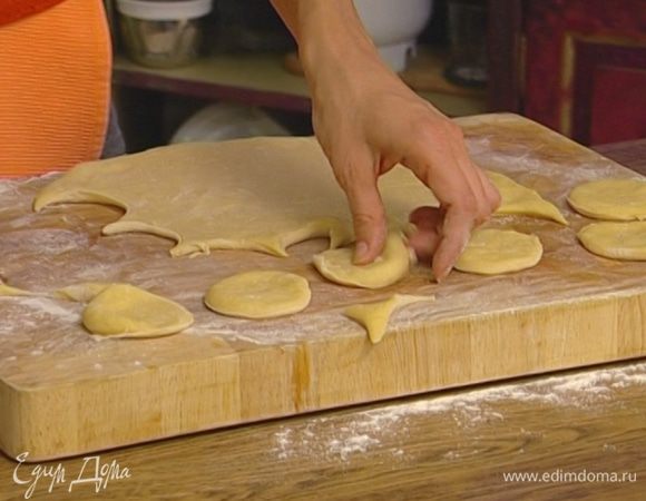 Тесто раскатать и вырезать из него с помощью небольшой чашки кружки.