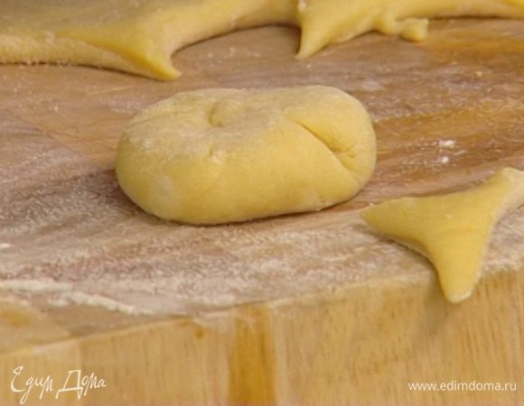 Каждый кружок теста немного растянуть, в центр положить чайную ложку абрикосов, присыпать щепоткой сахара и слепить из них пончики, аккуратно защипывая края.