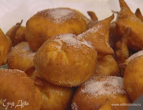 Присыпать пончики мелким сахаром.