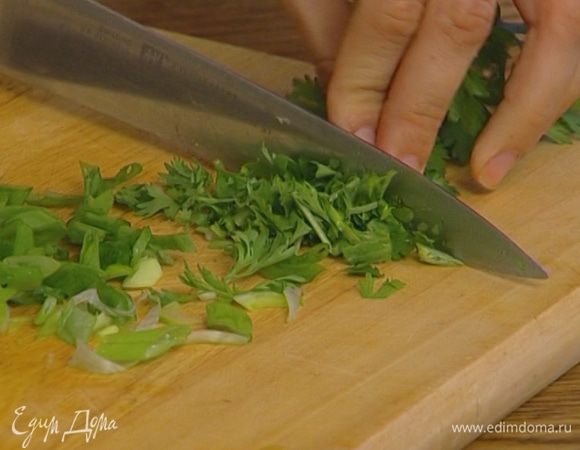 Зеленый лук и кинзу мелко нарезать.