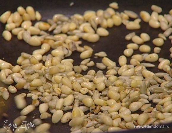 На сухой сковороде обжарить кедровые орехи и семечки.