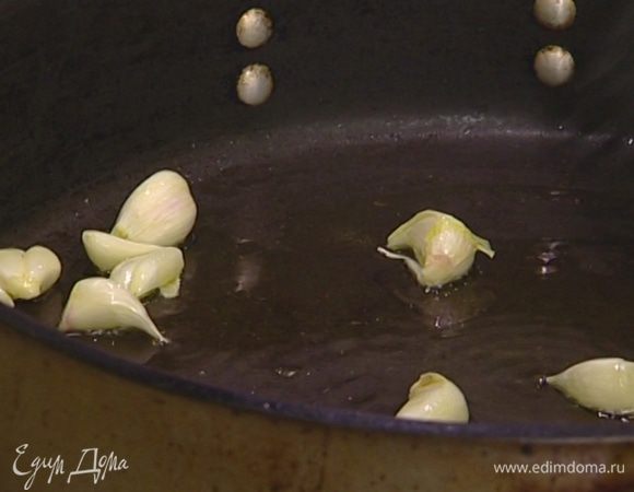 Орехи и семечки высыпать, а в сковороду добавить 2 ст. ложки оливкового масла и обжарить зубчики чеснока до золотистого цвета.