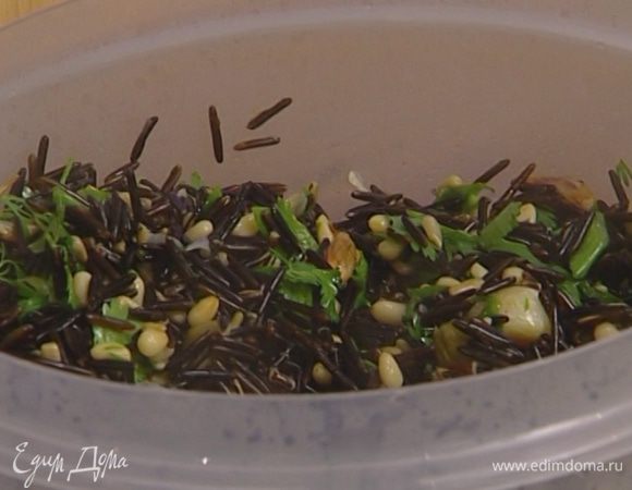 Приготовить начинку: семечки и орехи соединить с чесноком, зеленым луком, кинзой, каперсами и рисом, влить лимонный сок и 1 ст. ложку оливкового масла, поперчить и перемешать.