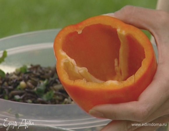 Со сладкого перца срезать верхушки, удалить сердцевину с семенами.