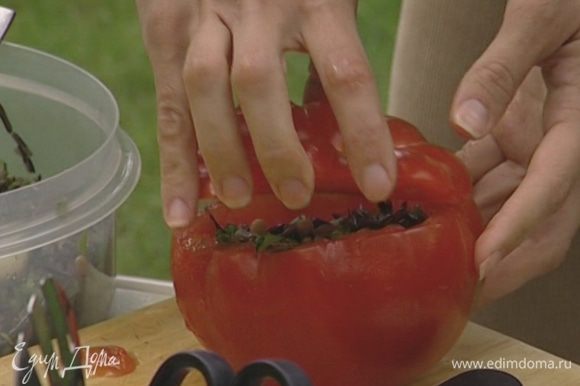 Начинить перец и помидоры рисовой смесью и накрыть верхушками.