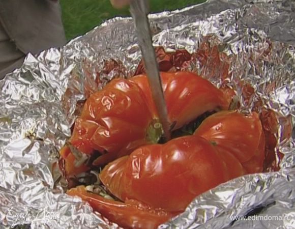 Завернуть каждый помидор и перец в двойной слой фольги, поставить на гриль и запекать около получаса до готовности. Раскрыть фольгу и держать овощи на гриле еще 3–4 минуты, чтобы они пропитались запахом дыма.