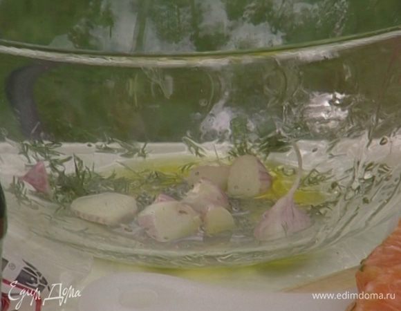 Приготовить заправку: соединить оливковое масло и лимонный сок, добавить чеснок, зелень и черный перец, все перемешать.