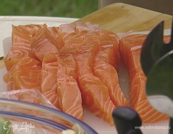 Семгу нарезать полосками толщиной примерно 2 см и обмакнуть в маринад.