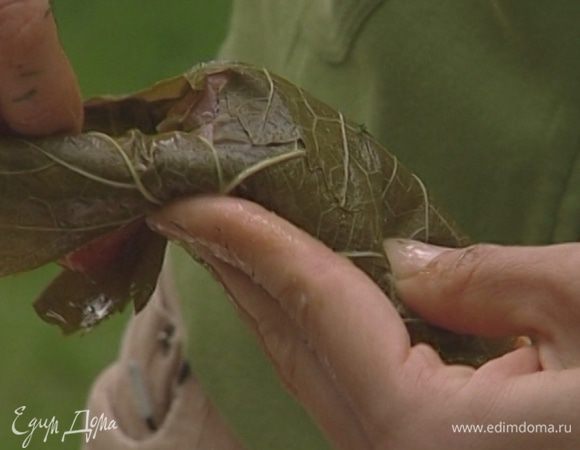 Каждый кусочек рыбы завернуть сначала в ветчину, затем в виноградный лист, скрепить деревянной палочкой для гриля.