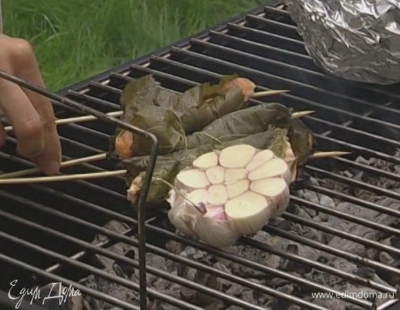 Выложить на решетку и жарить 2–3 минуты на каждой стороне.