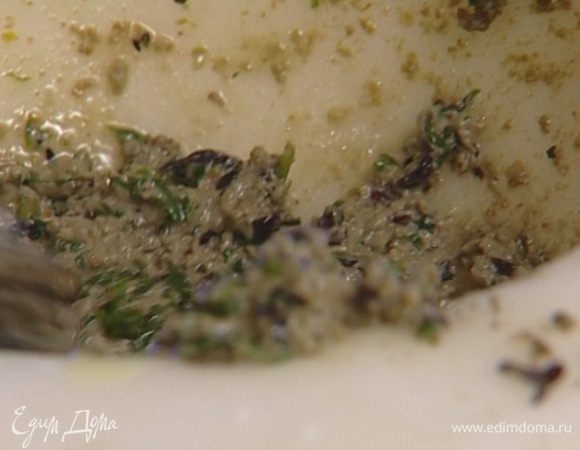 Приготовить соус песто: орехи растереть в ступке или измельчить в блендере, добавить чеснок, листья базилика, оливковое масло, щепотку соли и растирать или взбивать все вместе, пока не получится однородный соус.