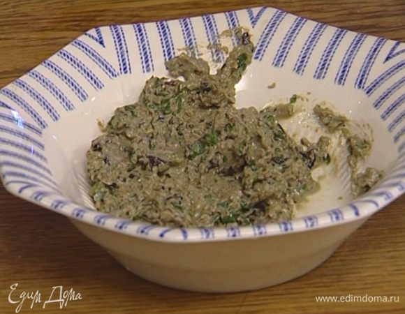 Добавить 2 ст. ложки пармезана и чуть-чуть, буквально ложку холодной кипяченой воды. Перемешать.