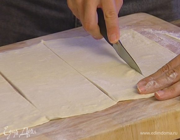 Тесто тонко раскатать и разрезать на 4 полосы шириной 10 см.