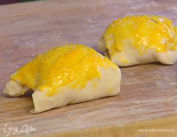 Смазать желтком и присыпать пармезаном.