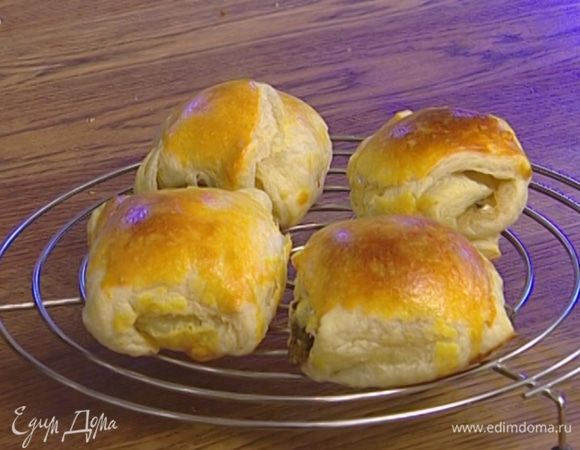 Уложить на противень и выпекать в разогретой духовке 20–30 минут.