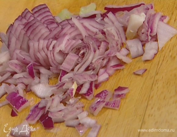 Оставшийся лук почистить и измельчить вместе с сельдереем.
