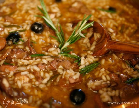 В готовое ризотто добавить немного оливкового масла, посыпать оставшимися листьями розмарина.