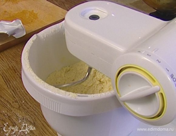 Приготовить тесто: 120 г предварительно охлажденного сливочного масла нарезать кубиками, добавить просеянную муку, соль и вымешать до состояния мелкой крошки.