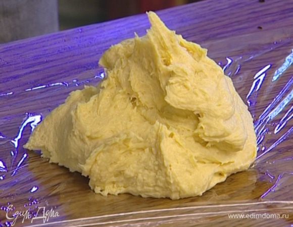 Добавить 50 г сахара и, продолжая вымешивать, ввести по одному 2 яйца. Когда тесто станет однородным, завернуть его в пленку и минимум на час отправить в холодильник.