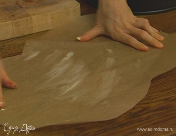 Форму смазать оставшимся охлажденным маслом, выстелить бумагой для выпечки, бумагу также смазать маслом.