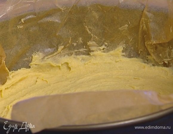 Выложить тесто, тонким слоем распределяя его по дну формы. Проткнуть вилкой в нескольких местах и на 10 минут отправить в разогретую духовку.