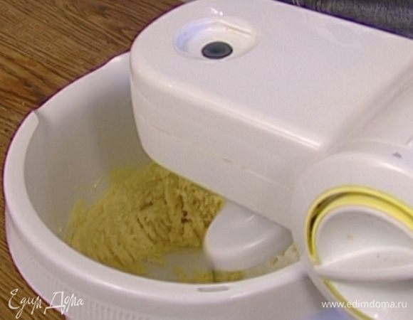 Приготовить начинку: 175 г предварительно размягченного сливочного масла взбить со 175 г сахара.