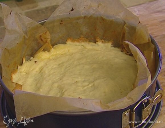 Выложить миндальную начинку на тесто, убавить температуру до 150°С и выпекать еще 40 минут.