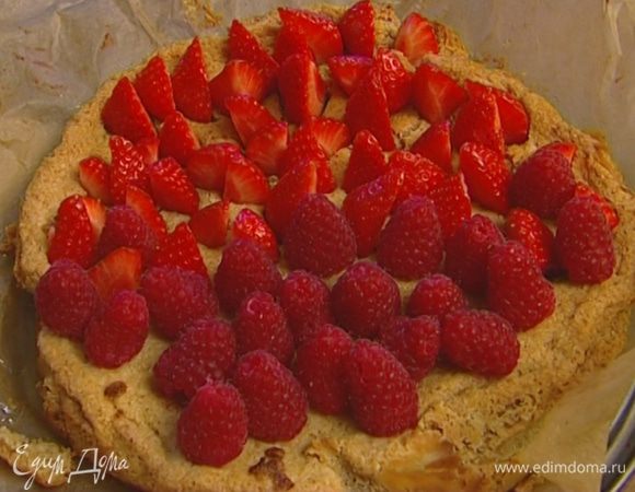 Готовый пирог украсить ягодами.