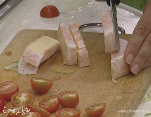 Сыр нарезать толстыми кусочками.