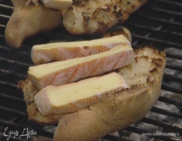 Хлеб перевернуть и на поджаренную сторону положить по 2–3 кусочка сыра. Подержать еще 1–2 минуты на гриле, чтобы сыр слегка поплыл.